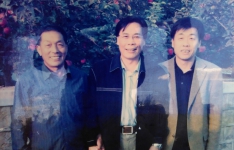 华棠果园园主与（左一）著名笑星笑林先生合影